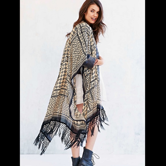 Ecote Patchwork Fringe Duster Open Poncho - Picture 3 of 11